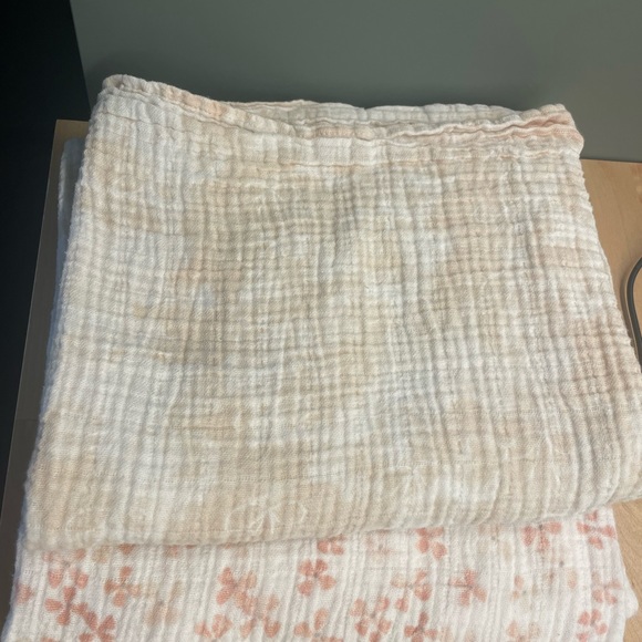 2 pack of Aden and Anais Gauze Swaddles. - Picture 2 of 4